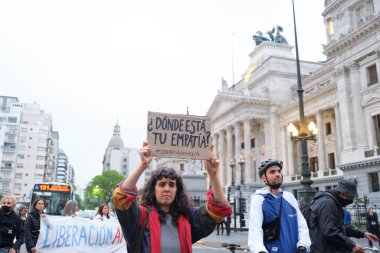Buenos Aires, Arjantin; 1 Kasım 2021: Dünya Vejetaryenler Günü, Kongre önünde ellerinde posterlerle yürüyen aktivistler:?