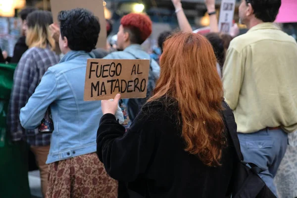 Buenos Aires, Arjantin; 1 Kasım 2021: Dünya Vegan Günü, hayvan hakları için yürüyen insanlar. Elinde poster olan kadın mezbahayı ateşe verdi.