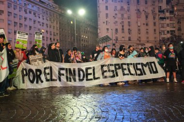 Buenos Aires, Arjantin; 1 Kasım 2021: Dünya Vegan Günü. Eylemciler, türcülüğün sonu için elinde bir bayrak olan dikilitaşın yanında toplandılar..