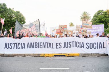 Buenos Aires, Arjantin; 22 Nisan 2022: Çevrecilik, bir grup aktivist poster asıyor ve Dünya Günü protestosu sırasında çevresel adalet sosyal adalettir..