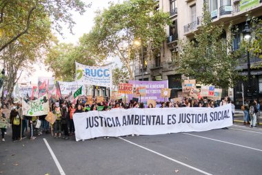Buenos Aires, Arjantin; 22 Nisan 2022: Dünya Günü sırasında kalabalık yürüyüşü, aktivistlerin posterleri asması ve yazılı bir afiş tutması sosyal adalettir.