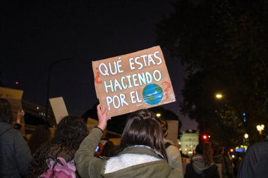 Buenos Aires, Arjantin; 22 Nisan 2022: Dünya Günü yürüyüşü sırasında insanlar şu mesajı taşıyorlar: Gezegen için ne yapıyorsunuz? Çevre için endişe, çevre aktivizmi.