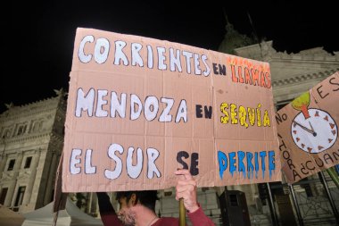 Buenos Aires, Arjantin; 22 Nisan 2022: Dünya Günü; Kongrenin önündeki posterler: hiç zamanı kalmamış bir saat, Corrientes 'e alevler içinde mesaj, Mendoza kuraklığı ve güney eriyor. Küresel sıcaklık.