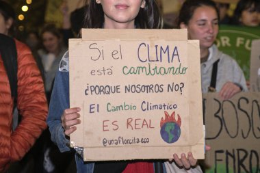 Buenos Aires, Arjantin; 22 Nisan 2022: Dünya Günü protestosu; eğer iklim değişiyorsa, neden biz değişmeyelim? İklim değişikliği gerçek. Küresel ısınmaya karşı çevresel aktivizm.