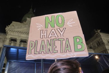 Buenos Aires, Arjantin; 22 Nisan 2022: Dünya Günü gösterimi, çevreci karton imzalı Ulusal Kongre önünde yükseltilmiş bir gezegen yok.