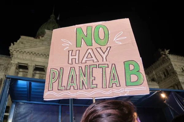 Buenos Aires, Arjantin; 22 Nisan 2022: Dünya Günü gösterimi, çevreci karton imzalı Ulusal Kongre önünde yükseltilmiş bir gezegen yok.