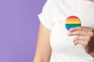 Gökkuşağı rozeti taşıyan tanınmayan bir kadın, LGBT topluluğuna destek sembolü. Geylerin, lezbiyenlerin, biseksüellerin ve tranların gururu, cinsel yönelim çeşitliliğine ve cinsiyet kimliğine saygı.