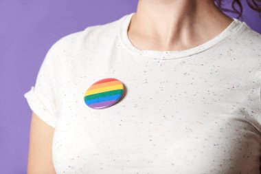 Gökkuşağı bayrağı taşıyan tanınmayan bir kadın, LGBT topluluğuna destek sembolü. Geylerin, lezbiyenlerin, biseksüellerin ve tranların gururu, cinsel yönelim çeşitliliğine ve cinsiyet kimliğine saygı.