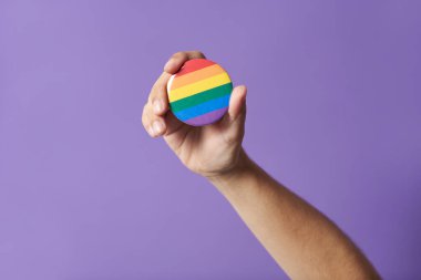 Gökkuşağı rozeti için el kaldırma, LGBT topluluğuna destek sembolü. Geylerin, lezbiyenlerin, biseksüellerin ve tranların gururu, cinsel yönelim çeşitliliğine ve cinsiyet kimliğine saygı.