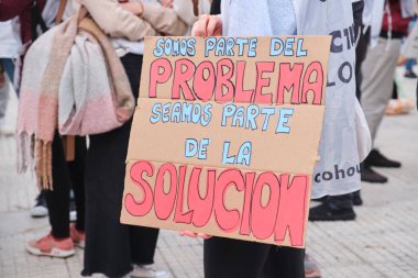 Buenos Aires, Arjantin; 22 Nisan 2022: Dünya Günü protestosu; mesajla birlikte poster Biz problemin bir parçasıyız, çözümün bir parçası olalım.