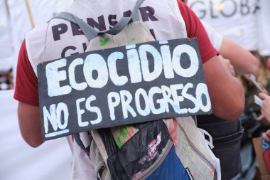 Buenos Aires, Arjantin; 22 Nisan 2022: Dünya Günü gösterimi; eko katliamlı poster ilerleme değildir. Kavramları: aktivizm, çevrecilik, iklim krizi.