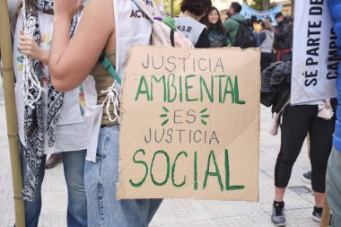 Buenos Aires, Arjantin; 22 Nisan 2022: Dünya Günü gösterimi; Çevresel adaletin mesajının olduğu poster ise sosyal adalet. Kavramları: aktivizm, çevrecilik, iklim krizi.