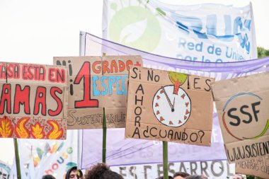 Buenos Aires, Arjantin; 22 Nisan 2022: Çevresel aktivizm, küresel ısınma ve Dünya Günü gösterileri sırasındaki iklim krizi posterleri. Şimdi değilse, ne zaman??