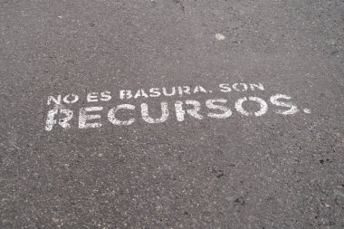 Buenos Aires, Arjantin; 22 Nisan 2022: Dünya Günü. Bu çöp değil, kaynak. Asfalta çevresel mesaj çizilmiş. Geri dönüşüm, sürdürülebilirlik, çevre sorumluluğu.