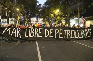 Buenos Aires, Arjantin; 22 Nisan 2022: Dünya Günü gösterilerinde insanlar bir pankartla yürüyorlar: petrolsüz denizler. Okyanuslardaki petrol sömürüsüne karşı aktivizm.