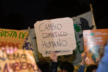 Buenos Aires, Arjantin; 22 Nisan 2022: Dünya Günü protestosu; üzerinde iklim değişikliği değil insan mesajı olan poster. Küresel ısınmaya karşı çevresel aktivizm.