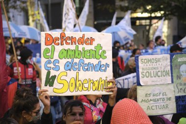 Buenos Aires, Arjantin; 22 Nisan 2022: Dünya Günü gösterimi; çevreyi savunmak egemenliği savunmaktır mesajı taşıyan poster. Kavramları: aktivizm, çevrecilik, iklim krizi.