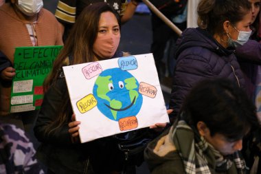 Buenos Aires, Arjantin; 22 Nisan 2022: Dünya Günü gösterimi; Kadının elinde, üzerinde 