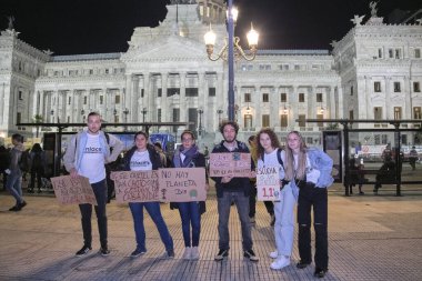 Buenos Aires, Arjantin; 22 Nisan 2022: Dünya Günü gösterimi; Ulusal Kongre önünde çevreci mesajlar taşıyan bir grup genç.