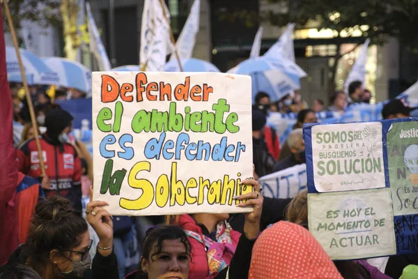 阿根廷布宜诺斯艾利斯 2022年4月22日 地球日示威 张贴海报 宣扬保护环境就是捍卫主权 行动主义 环境主义 气候危机 — 图库照片