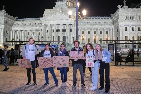 Buenos Aires, Arjantin; 22 Nisan 2022: Dünya Günü gösterimi; Ulusal Kongre önünde çevreci mesajlar taşıyan bir grup genç.