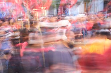 Kalabalığın uzun pozlu fotoğrafı, insanlar gösteri sırasında yürüyorlar. Kasıtlı hareket bulanıklığı. Kavram: Sosyal protesto, hareket ve dinamizm.