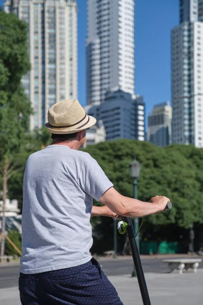Der Hispanische Senior Fährt Sommer Mit Seinem Elektro Tretroller Durch — Stockfoto