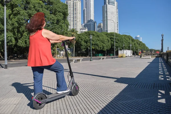 Mujer Madura Hispana Montando Scooter Eléctrico Alrededor Ciudad Verano Conceptos —  Fotos de Stock