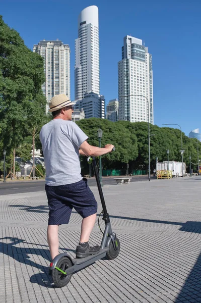Ein Älterer Mann Fährt Sommer Mit Seinem Elektro Tretroller Durch — Stockfoto