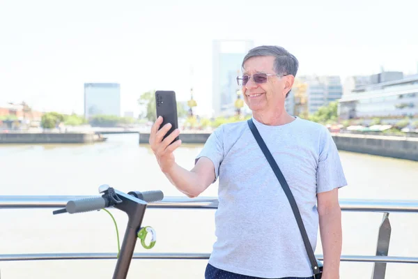 Hispanic Senior Man Sightseeing Buenos Aires Argentina Taking Selfie Touristy — Stockfoto