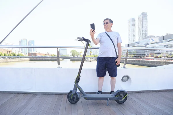 Hispanic Man Sightseeing Puerto Madero Buenos Aires Argentina His Electric — Fotografia de Stock