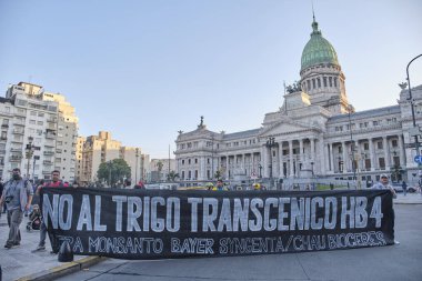 Buenos Aires, Arjantin; 21 Mayıs 2022: Kongre Meydanı, tarım alanındaki GDO ve böcek ilaçlarını protesto eden insanların elinde bir pankart var: GM buğday HB4, Monsanto, Bayer, Syngenta, bye Bioceres.