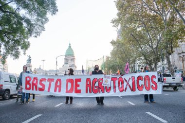 Buenos Aires, Arjantin; 21 Mayıs 2022: Çevre protestosu, insanların sağlıksız kirleten tarım ilaçlarının kullanımına karşı yürüdükleri yürüyüş metni taşıyan pankart.