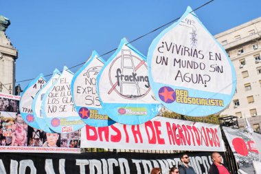 Buenos Aires, Arjantin; 21 Mayıs 2022: Hidrolik kırma gibi kirletici madencilik faaliyetlerinin gelişmesine karşı suyu savunan çevreci posterler.