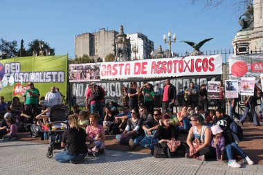 Buenos Aires, Arjantin; 21 Mayıs 2022: İnsanlar, bu sağlıksız zehirli tarım modelini protesto etmek ve böcek ilacı kullanmanın tehlikesi hakkında kendilerini bilgilendirmek için bir araya geldiler.