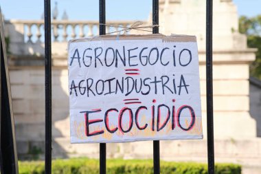 Buenos Aires, Arjantin; 21 Mayıs 2022: GDO ve zehirli böcek ilaçlarının kullanımına karşı protesto; poster: Tarım sektörü eşittir eko katliam.
