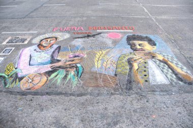 Buenos Aires, Arjantin; 21 Mayıs 2022: Sanatçılık: Monsanto ve GDO ve sağlıksız kirletici tarım ilaçları kullanımına karşı sokak tebeşiri tablosu.