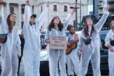 Buenos Aires, Arjantin; 21 Mayıs 2022: Biyolojik tehlike giysileri giyen aktivistler, ulusal kongre önünde tarım ve böcek ilaçlarına karşı sloganlar atıyorlar..