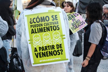 Buenos Aires, Arjantin; 21 Mayıs 2022: Tarım sektöründe GDO ve zehirli böcek ilaçlarının kullanımını protesto. Poster metni: Yiyecekler zehirlerden nasıl yetiştirilebilir?