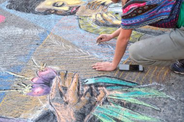 Buenos Aires, Arjantin; 21 Mayıs 2022: Aktivistler Monsanto 'ya ve GDO ve sağlıksız kirletici tarım ilaçlarının kullanımına karşı sokağa tebeşirle resim çiziyorlar.