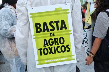 Buenos Aires, Arjantin; 21 Mayıs 2022: Tarım sektöründe GDO ve zehirli böcek ilaçlarının kullanımını protesto. Poster metni: Daha fazla agrotoxics yok.