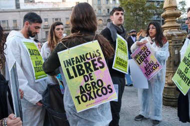 Buenos Aires, Arjantin; 21 Mayıs 2022: Tarımda GDO ve zehirli böcek ilaçlarını protesto eden genç aktivistler. Poster metni: Tarım ürünleri olmayan çocuklar.