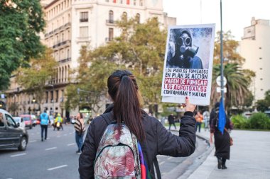 Buenos Aires, Arjantin; 21 Mayıs 2022: GDO ve tarımsal toksik böcek ilaçlarına karşı protesto. Poster: Dezenfekte edilmiş köyler eylem planında. Dezenfekte etmeyi bırak. Agrotoxics kirletir ve öldürür.