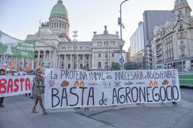 Buenos Aires, Arjantin; 21 Mayıs 2022: Hayvan yemesine karşı bayrak ve zehirli kimyasallara dayalı tarım sistemi: Hayvan proteini gereksizdir ve sürdürülemez. Artık tarım işi yok..