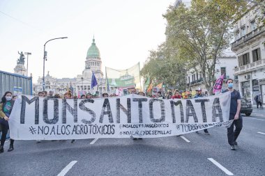 Buenos Aires, Arjantin; 21 Mayıs 2022: Monsanto 'nun öldürdüğü yazıyla birlikte zehirli tarım ilaçlarına karşı yürüyen insanlar. Tarım ürünlerine hayır, GDO 'ya hayır, tohum yasasına hayır..