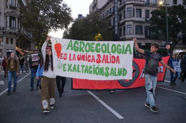 Buenos Aires, Arjantin; 21 Mayıs 2022: GDO ve tarımsal toksik böcek ilaçlarına karşı protesto. Elinde bayrak tutan gençler: Tek çıkış yolu tarım bilimi..