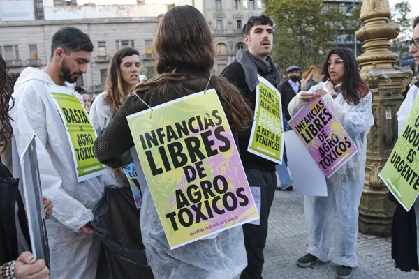 Buenos Aires, Arjantin; 21 Mayıs 2022: Tarımda GDO ve zehirli böcek ilaçlarını protesto eden genç aktivistler. Poster metni: Tarım ürünleri olmayan çocuklar.