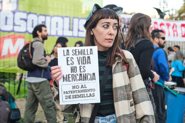 Buenos Aires Argentina Mayo 2022 Joven Activista Sosteniendo Cartel Semilla —  Fotos de Stock