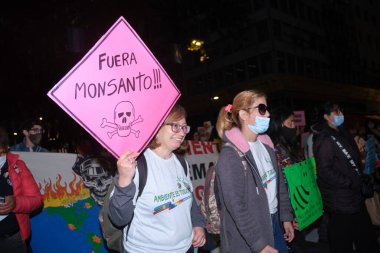 Buenos Aires, Arjantin; 21 Mayıs 2022: İnsanlar zehirli tarım ilaçlarına karşı yürüyorlar. Poster: Monsanto out!