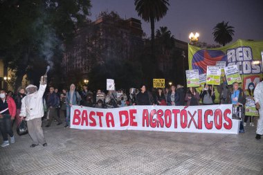 Buenos Aires, Arjantin; 21 Mayıs 2022: Tarım üretiminde böcek ilaçlarının kirlenmesini protesto etmek. Arıcı arıların içinde bulunduğu tehlike hakkında farkındalık yaratıyor..